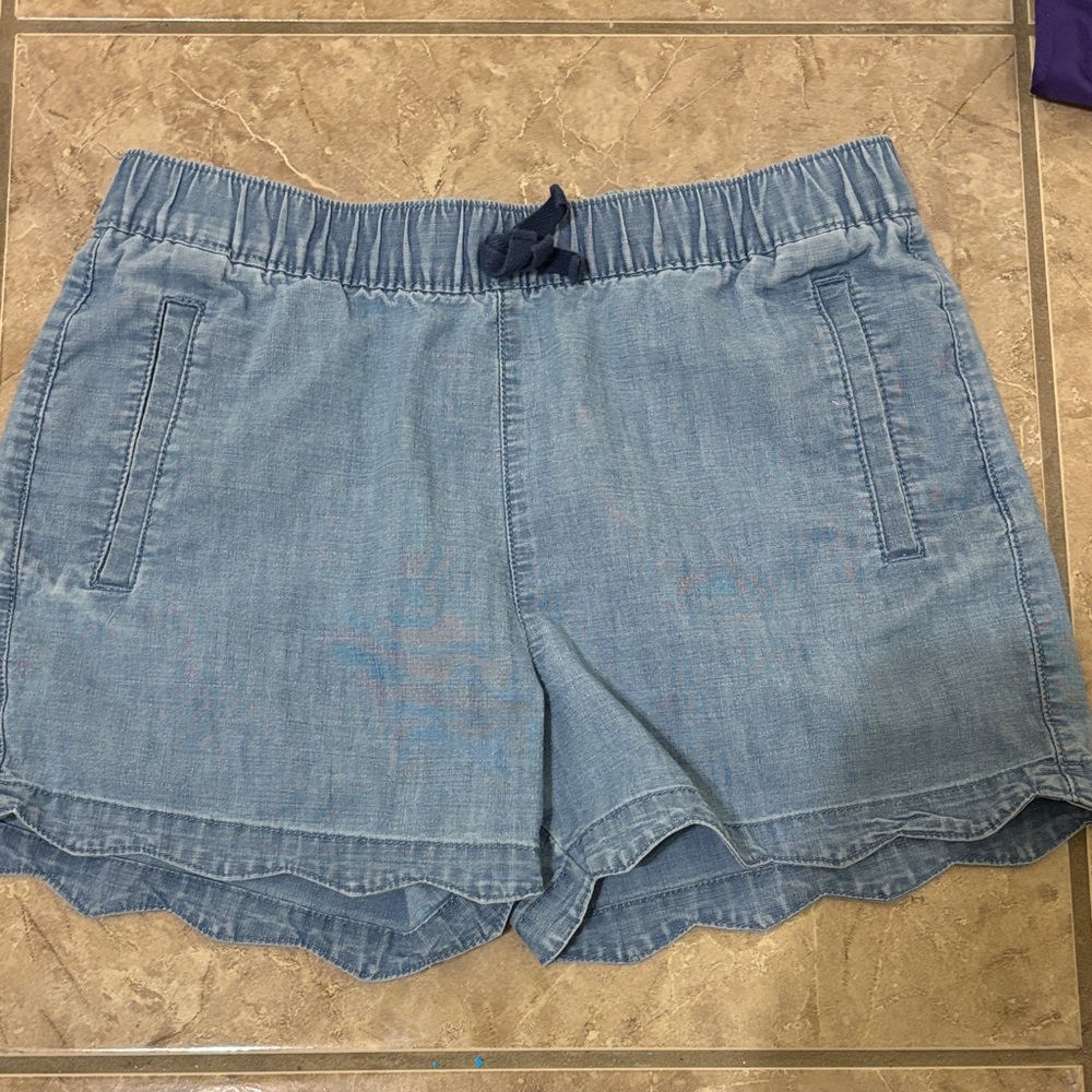 Magellan Outdoors Light Blue Chambray Scalloped Hem Shorts